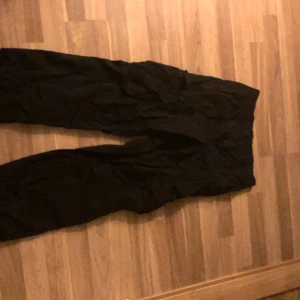 Y2k cargo - Y2k cargo byxor, dom är småa på mig och har använt 1 gång. Ifall ni undrar nåt mer fråga 