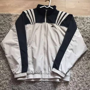 adidas zip up windbreaker - Säljer denna adidas zip up då jag inte har mycket användning av den, den är i bra skick och jätte bekväm. Priset kan diskuteras privat! (bilderna är lånade då jag köpte den fårn plick kan skicka fler ifall du vill)