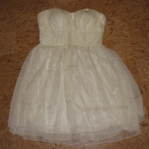 Vit vippig tubklänning bikbok xs - Somrig tubklänning från bikbok, xs. Mycket fint skick. Lite skimrande tyg, så fin!