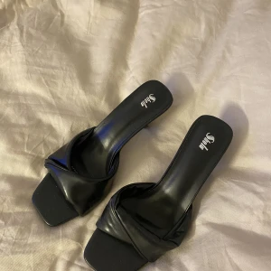 svarta klackar - svarta svinsnygga klackar som aldrig är använda, klacken är ca 5cm😍