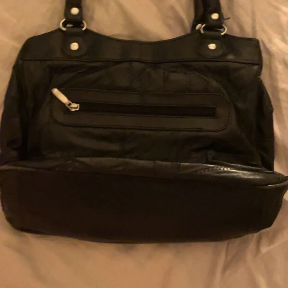 Säljer denna väska pga inte min stil.. Väskor.