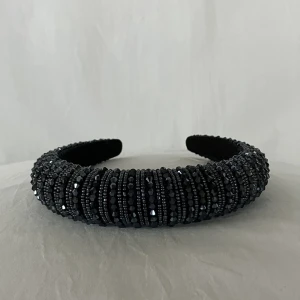 Kristal Diadem - Mörk blått diadem i nyskick! Rensar lagret inför hösten. Originalpris: 229kr & säljs för 160kr nu. Kontakta oss om du vill köpa💕