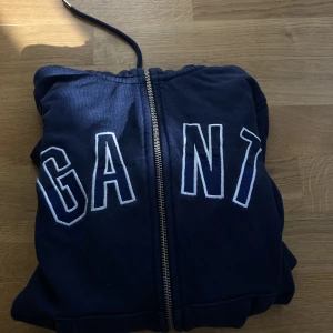Gant hoodie - Gant hoodie passar Xs/s marinblå pris går att diskutera