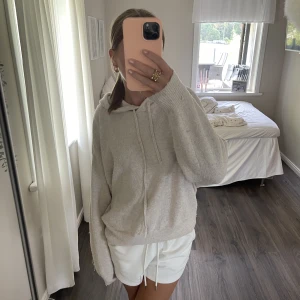 Vit stickad hoodie  - En jättefin krämvit stickad hoodie från Lindex. Den är i stl S men passar även en M. Använd ca 1-2 gånger och är i jättebra skick💗