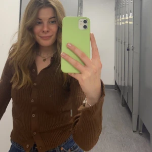 Brun kofta  - Brun kofta i bomull. Materialet är värmande och perfekt för lite kyligare dagar. Storlek XS men passar även S 