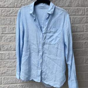 Babyblå linneskjorta i 100% linne storlek S 150kr