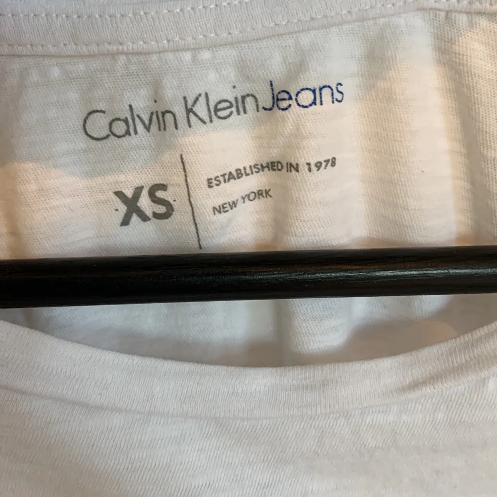 Vit t-shirt från Calvin Klein i storlek: XS. T-shirts.