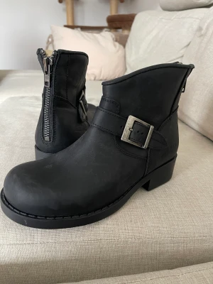 Johnny Bulls  - Dessa fina Johnny Bulls är helt oanvända.  Köpte dessa för 1179kr men säljer för 400kr  Storlek 38 men storleken är ganska stor så dessa passar storlek 39.  Finns i Göteborg att hämta annars står köparen för frakten. 