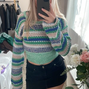 Flerfärgad stickad tröja  - Super bra tröja att ha på sommarkvällar 