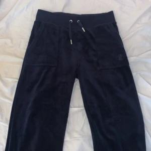 Mörkblåa juciy couture byxor  - Använder inte lägre inte jätte använda priset kan diskuteras 💞