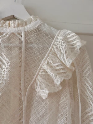 Flickvänsblus ;)  - Superfin vit blus, i nyskick. Lätt genomskinlig. Rätt hög i kragen