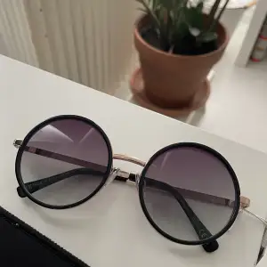 Oanvända solglasögon från H&M. 