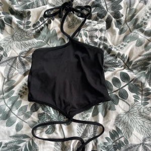 Topp med knytning  - Topp med knytning vid nacken och magen. Storlek S från amisu. Helt ny 40 kr + frakt 🥰