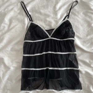 Spets linne - Sött linne i mesh, passar nog xs- m men står s!❤️ 