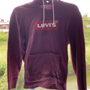 Levi’s Hoodie - Fin hoodie, vinröd Storlek S