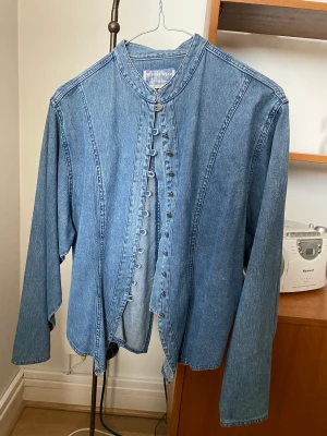 Jeansjacka retro - Retro jeansjacka i pingvinform. Passar storlek 36-38