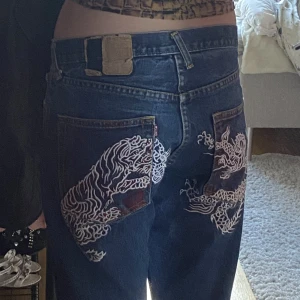 evisu baggy lowrise - midjemått 88 innerbenmått 69 och bootcut mått 24 (jag har sytt ut dem) skitsnygga evisu byxor med cool brodering där bak, köpte dem på plick men får ingen användning av dem länge!! fråga gärna om mer bilder jag möts gärna men kan även frakta! dem är äkta😎