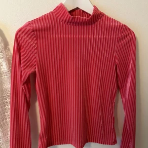 Supersnygg hot Pink tröja i mest och sammet! 🤩💖 - Superfint skick! Så snyggt med hot Pink! 💖💖💖💖💖