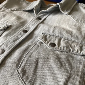 Nudie Jeans Jeansjacka - Klarare färg i verkligheten. Ljusblå denim. Slitstarkt material och livstids reparation hos Nudie Jeans, inget kvitto behövs.  9/10 inga defekter.   Nypris: 1000kr