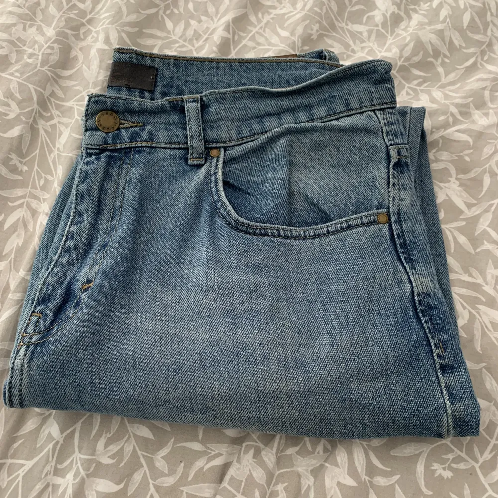 Ett par jättefina blåa jeans, dom är lite lite lösare i modellen och är väldigt sköna. Använda flertal gången men är i jättefint skick. Säljer då dom blivit för små i midjan. . Jeans & Byxor.