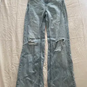 ett par blåa jeans från Kappahl. Lite stela pågrund av tvättning. Använda flertal gånger men i gott skick. Justerbar midja. 