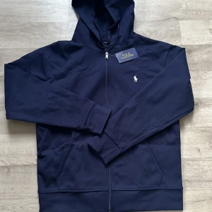 Ralp lauren zip up - Säljer två Ralph Lauren zip ups  Storlek M Använda max 3 gånger  Paketpris kan lösas vid köp av båda 800kr styck