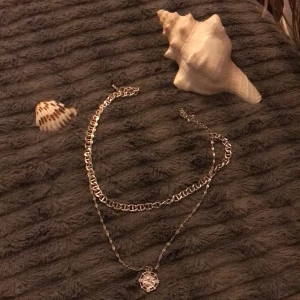 Halsband  - Silver halsband (inte äkta silver) nyskick och är från hm 💓
