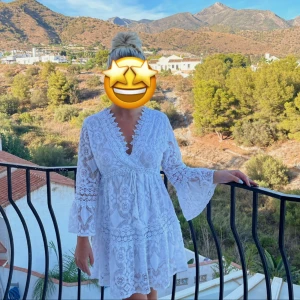 Vit klänning - Säljer denna superhärliga klänning som jag köpt i Spanien, endast använd ett fåtal gånger 