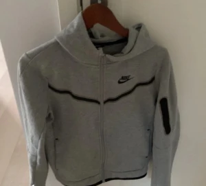 Nike tech flecce - Jätte bra kvalitet passar med allt köptes för ungeför 1000