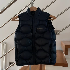 Peak Performance  - Peak Performance väst mörk blå storlek 140 ny pris 1200 , bra shick