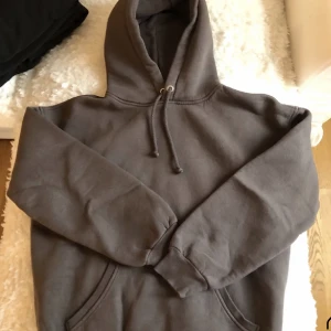 Brun hoodie - bikbok - Säljer denna bruna ”overzised” hoodie från Bikbok då den inte kommer till användning längre