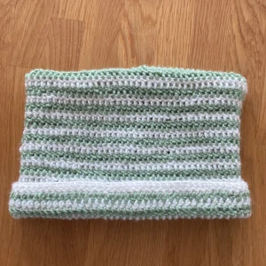 Virkad barn mössa ”Cat beanie”  - En vit och grön virkad mössa! En mindre storlek, passar bra till barn 3-9 år