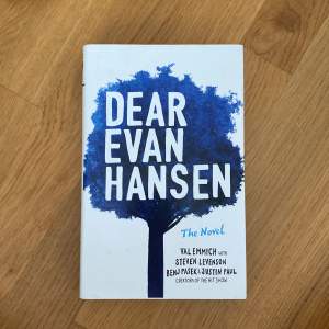 Dear Evan Hansen bok, säljer pga har läst klart. Bra skick. Hardback. Skriv privat om du har frågor💕