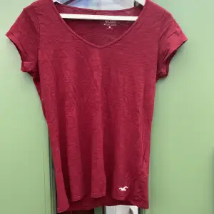 hollister t-shirt i vinröd färg, bra skick