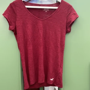 t-shirt - hollister t-shirt i vinröd färg, bra skick