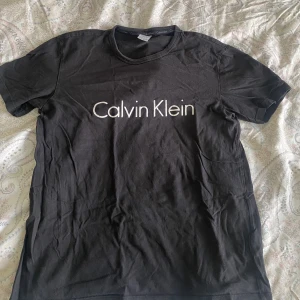 CALVIN KLEIN T-SHIRT - Storlek S