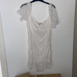 En jätte vacker sommar klänning 💗 - Dett klänningen är väldigt skön material och tunn som man kan ha på sig på sommaren. Den är också väldigt vacker och perfekt för t.ex midsommar💗