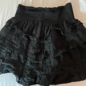 Säljer nu min Neo Noir kjol som är köpt på Jackie för 700kr. Den är som ny och använd ungefär 2 gånger, kontakta för prisförslag, frågor mm. 🤗