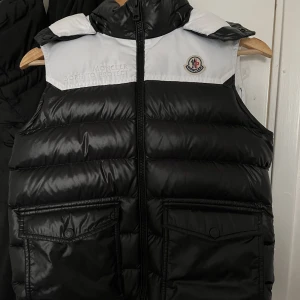 Moncler Genichi Gilet Väst - Moncler Genichi Gilet  Strl : 2/M Cond : 9,7/10 ( 4 veckor gammal) Köpt för 995€ = 12000 Sek Västen är original!  Uppe för byten, vid funderingar Dm! 