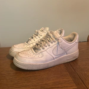 Air Force 1 vit - fina air force 1 skor storlek 44 i bra skick,                 skick 7/10 högra hälen har gått sönder men har fixats med en läderbit hos skomakaren,     för mer info om skick så kan jag gärna skicka fler bilder om du är sugen