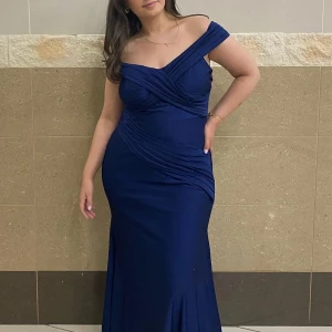 Festklänning - Säljer denna fina festklänningen som kan användas som en brudtärnklänning vid bröllopstillfällen. Den har använts vid ett tillfälle och är i nyskick. Storlek 40 men passar även 38 Finns i Botkyrka, Stockholm 