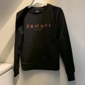 Svart tjocktröja  - Svart tjocktröja från Armani Exchange. 