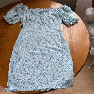 Klänning  - Supersöt klänning med blommor på. Aldrig använd. 