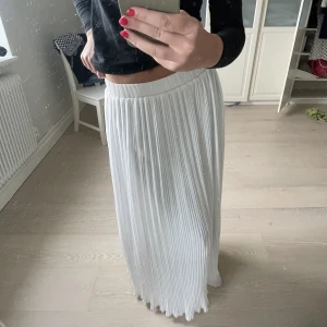 Maxikjol - Lång vit kjol. Köpt utomlands, finns ingen lapp 