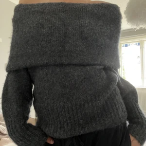 Stickad off shoulder tröja - Säljer denna stickade tröja från H&M som är off shoulder. Den är i fint skick då jag bara använt den en gång. Vill du ha mer bilder på plagget eller har några frågor så är det bara att skriva till mig. Du står för frakten och betalningen sker via Swish!💓