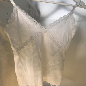 Vit topp - Vit spets topp från Gina tricot 