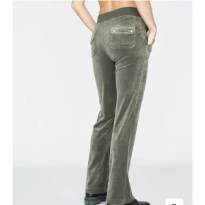 Juicy Couture byxor  - Jätte fina juicy byxor i färgen Dark Moss, sparsamt använda samt inga defekter 💕 hör av er för fler bilder 