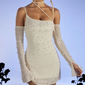 Oh polly dress - Helt oanvänd klänning från oh polly, jättefin klänning😍 kommer ej till användning