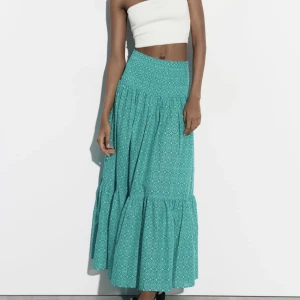 Slutsåld zara kjol - Är det nån som har den här kjolen i S och skulle vilja byta mot en oanvänd i strl XS, skulle möjligtvis kunna sälja den ifall jag får ett bra bud❤️