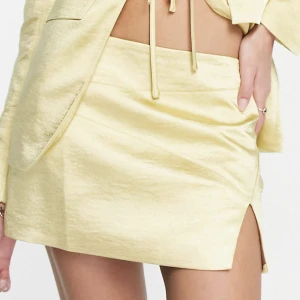 Helt ny kjol från Annorlunda🥰 - Fantastisk kjol från Annorlunda i storlek 40, prislapp kvar! Extremt bra kvalitet och helt underbar färg, tyvärr passa den inte och han precis inte lämna tillbaka för att byta storlek! Men helt underbar!😍  